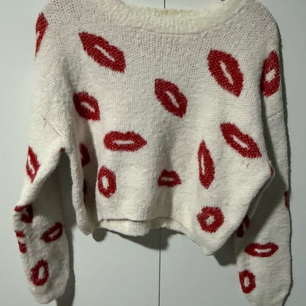 Chic Lip Print Sweater in Cream and Red